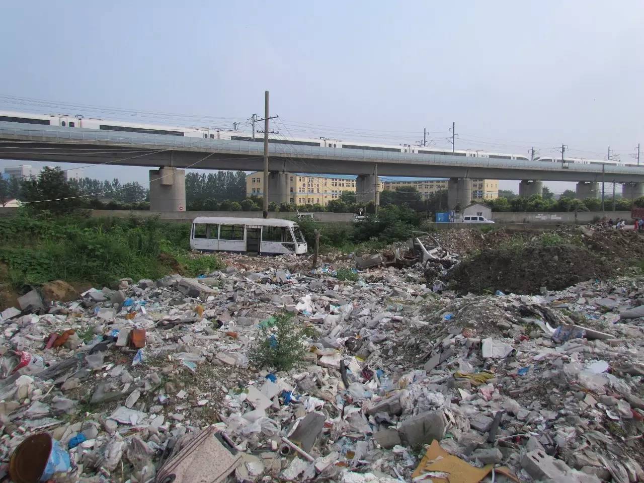 △江苏南京：高铁下方的“垃圾场”。