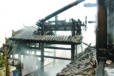 一廊桥"美誉的黔江濯水古镇风雨廊桥发生火灾,桥面上的木质建筑被烧毁