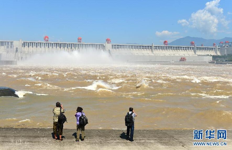 实拍三峡水库今年首次开闸泄洪 视若惊龙