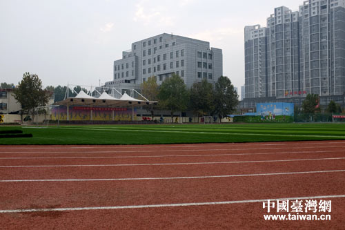 小学二十年终盼来一块体育场 菏泽市民生建设加速跑