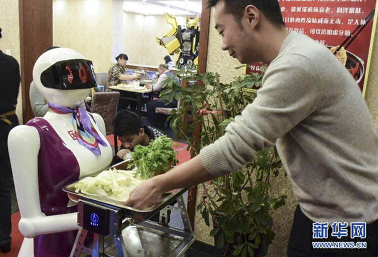 乌鲁木齐一餐厅机器人“上岗”（高清）