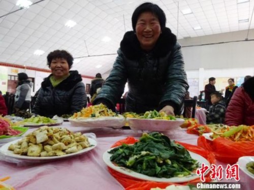 河南一村庄摆“千人家宴”村民集体过小年(图)