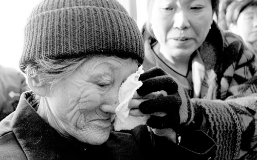 留守奶奶去世多日无人知 1岁半孙女险饿死