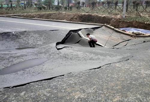 一夜大雨淋塌郑州新修公路 路人感叹”豆腐渣“工程