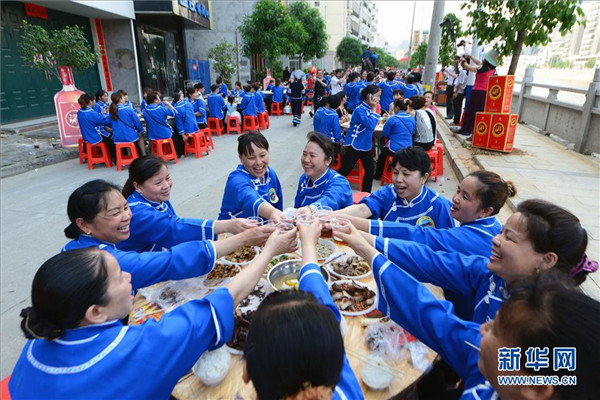 5月7日，广西百色市田林县乐里镇新昌社区壮族群众共进百家宴。