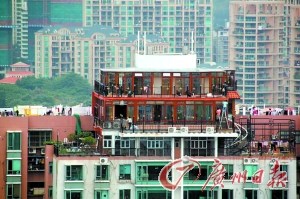 深圳豪宅公寓顶层建起“楼上楼”
