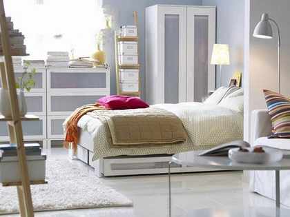 　　卧室布置简洁规整，所有物件都符合静的主题。