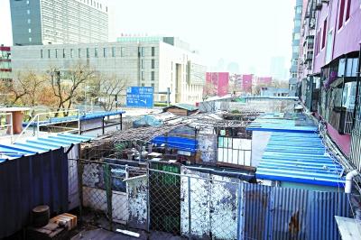 北京黄金地段现“空中违建棚户区” 盘踞近10年