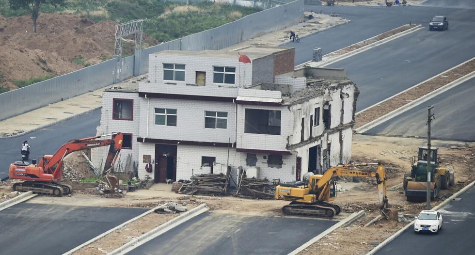 河南洛阳最牛“钉子户”挂国旗腰斩道路