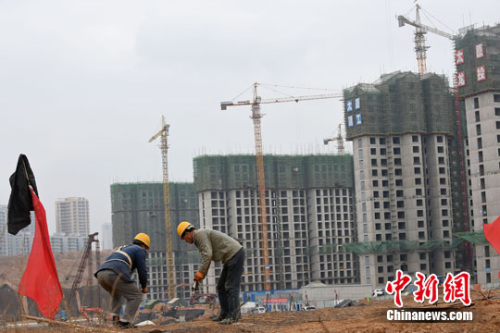 图为建筑工人在工地上工作中。中新社记者 武俊杰 摄