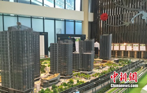 限购政策出台前，北京某商住楼盘的售楼中心。中新网 种卿 摄