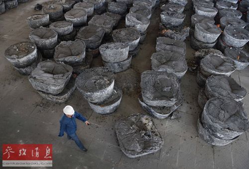 陕煤化工神木电化发展公司的一名工人从正在进行冷却的电石旁走过