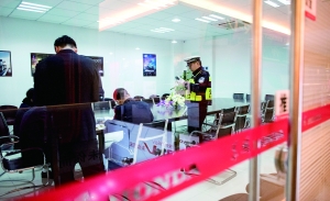 12月29日，在深圳香蜜湖一家汽车4S店，由交管、市场监管等部门组成的执法队对该店的销售和库存情况进行统计。