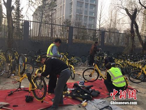 在北京某个共享单车维修点，修车师傅正在工作。中新网 吴涛 摄