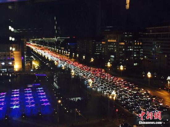     资料图：北京下班高峰遭遇大拥堵。中新社发 魏晞 摄