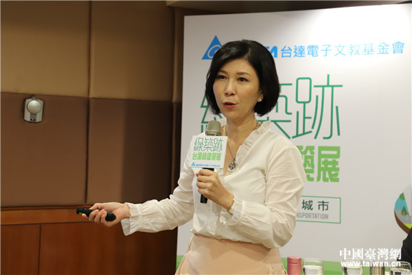 郭珊珊女士向现场媒体介绍绿色建筑。（中国台湾网 李岳 摄）