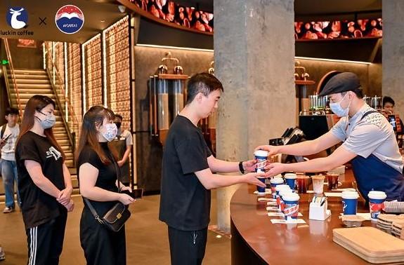 消费者排队购买联名“酱香拿铁”。 截图自贵州茅台集团官网。