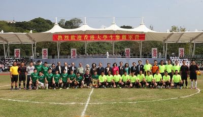 香港大学生与驻港部队“零距离”接触称极富亲和力