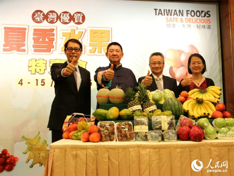 由香港台北贸易中心主办的“台湾优质夏季水果特卖会”于6月4日至15日在香港永安百货弥敦道店举行。（摄影：陈瑶）