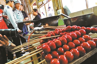 烂水果做糖葫芦 城管取缔黑窝点