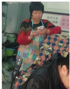 万能面馆提供代抢车票等十余免费服务 万能老