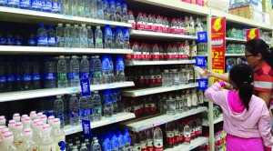 南京新街口一大型超市，市民在选购瓶装水 现代快报记者 徐洋 摄