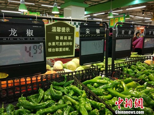 资料图：市民在超市选购蔬菜。<a target='_blank' href='http://www.chinanews.com/' _fcksavedurl='http://www.chinanews.com/' ></table><p  align=