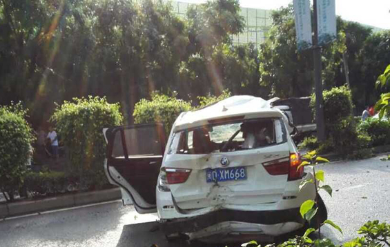 厦门环岛路车祸4车发生激烈碰撞 已导致4死4伤