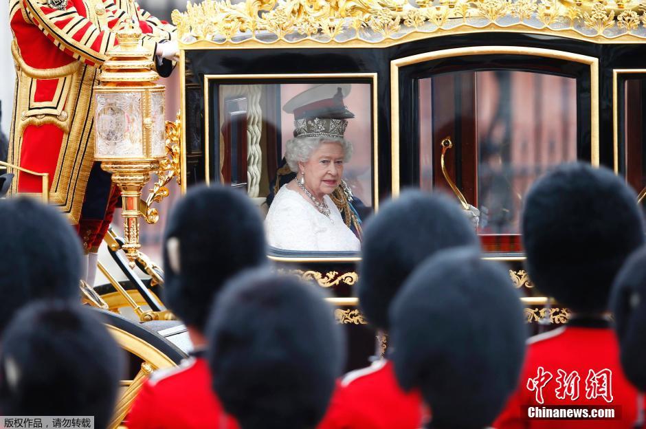 英女王全新御用马车亮相 车身镶400片金箔逾十年打造