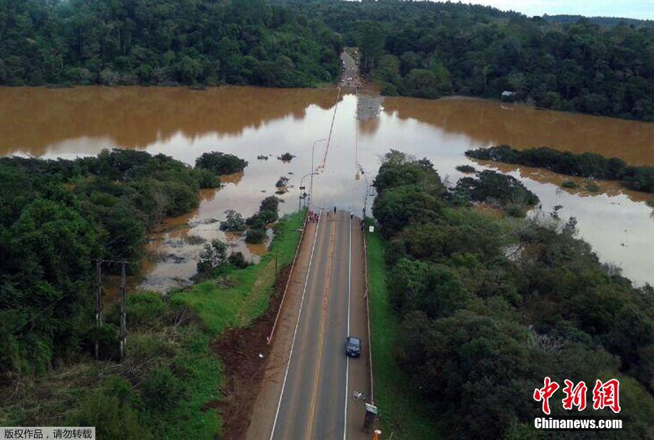 阿根廷伊瓜苏瀑布爆发特大山洪 多条道路中断