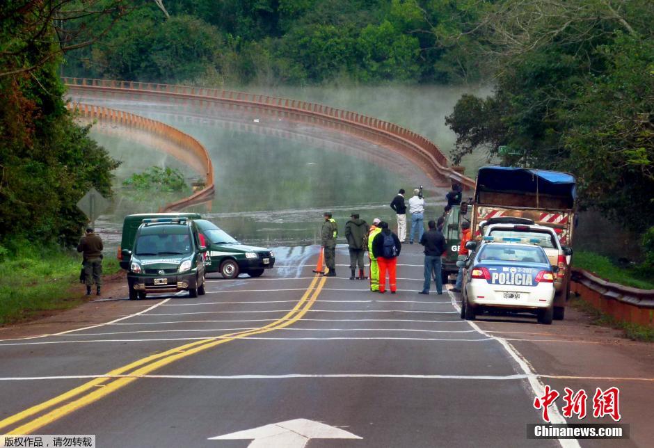 阿根廷伊瓜苏瀑布爆发特大山洪 多条道路中断