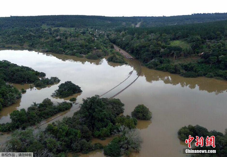 阿根廷伊瓜苏瀑布爆发特大山洪 多条道路中断