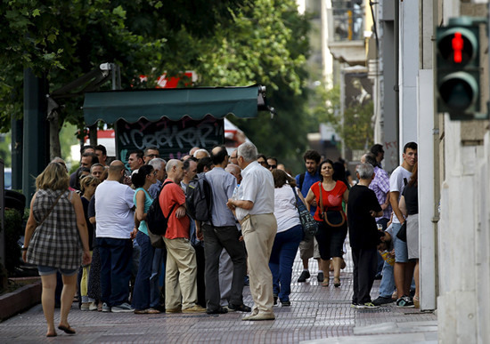 希腊银行将停止营业民众提款机前排长队挤兑（图）