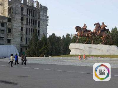 向朝鲜已故最高领导人铜像献花的群众