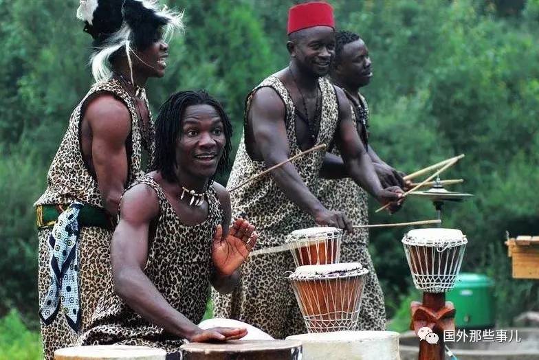 到了坦桑尼亚的传统节日,当地人都非常开心,他们载歌载舞.