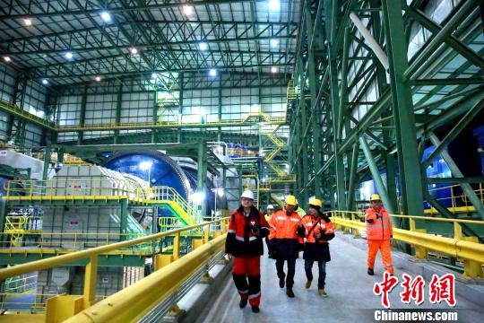 3月3日，由中国有色金属建设股份有限公司(中色股份)承建的哈萨克斯坦最大铜矿选厂项目在阿克托盖竣工。图为阿克托盖铜矿选厂车间。　文龙杰 摄