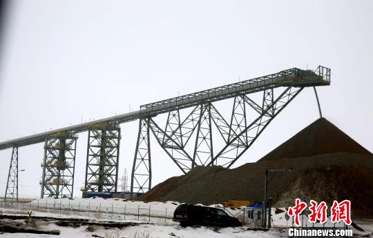 3月3日，由中国有色金属建设股份有限公司(中色股份)承建的哈萨克斯坦最大铜矿选厂项目在阿克托盖竣工。图为阿克托盖铜矿选厂矿堆。　文龙杰 摄