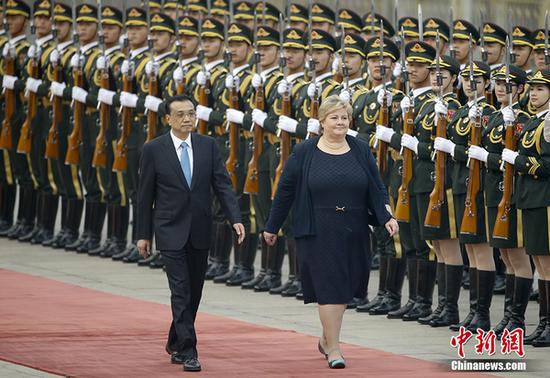 4月7日，中国国务院总理李克强在人民大会堂东门外广场举行仪式，欢迎挪威首相索尔贝格访华。 中新社记者 杜洋 摄