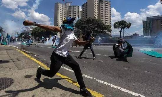 ▲委内瑞拉国内游行示威（图片来源：英国《卫报》）