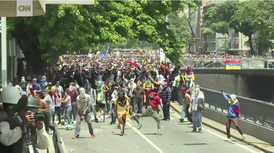 ▲委内瑞拉国内游行示（图片来源：CNN）