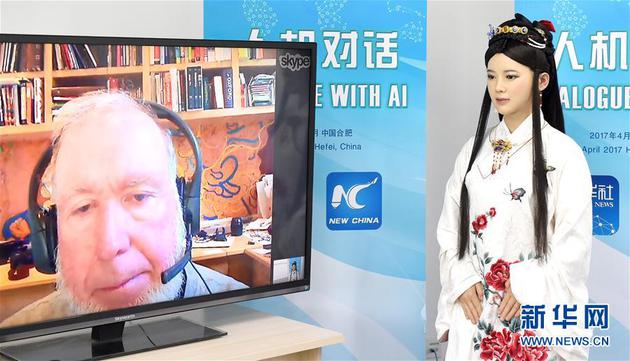 4月24日，机器人佳佳通过网络与科技观察家凯文-凯利对话。新华社记者 郭晨 摄