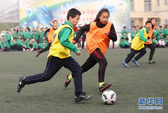 3月16日，天津市北辰区宜兴埠第三小学的学生在校园足球文化节上进行男女足球对抗赛。新华社发（刘东岳 摄）