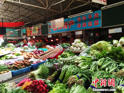北京西城区一家农贸市场的菜摊。中新网 种卿摄