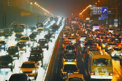 北京雨中交通拥堵指数又破今年纪录