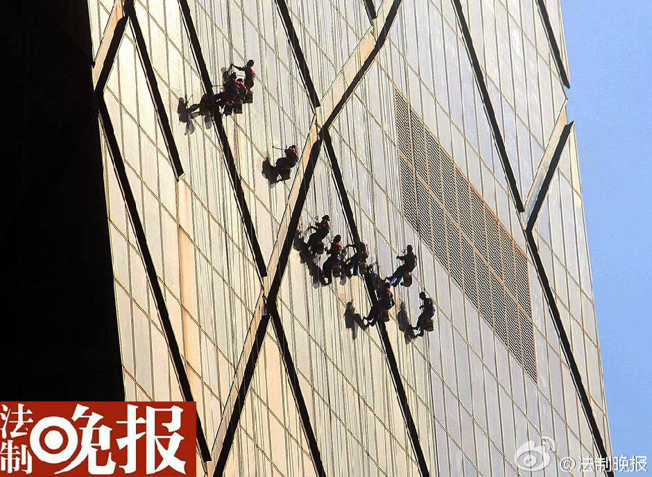 央视大裤衩遇沙尘暴后再次清洗