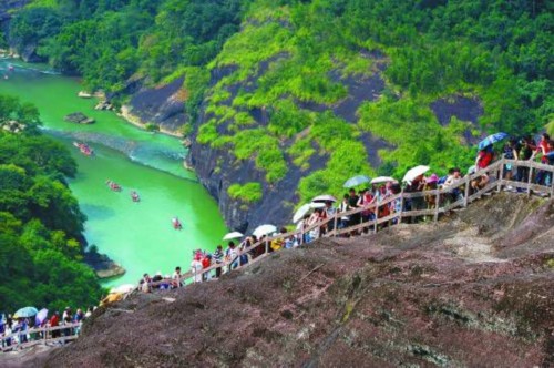 9月27日,福建武夷山天游峰景区游客排队登山.