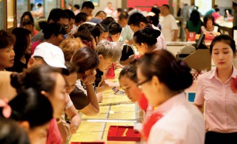 p34 7 月3 日，北京国华等多家黄金卖场，不少市民排队抢购金饰。