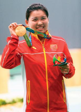 p35(1) 8 月7 日，在里约奥运会女子10 米气手枪决赛中，张梦雪为中国代表团摘得首金。里约奥运金牌由494 克银和6 克黄金制作而成，价值587 美元，折合人民币3900 元左右。