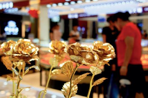 p35(2) 七夕节前夕，江苏连云港一家金店，推出价格不菲的“黄金玫瑰”。