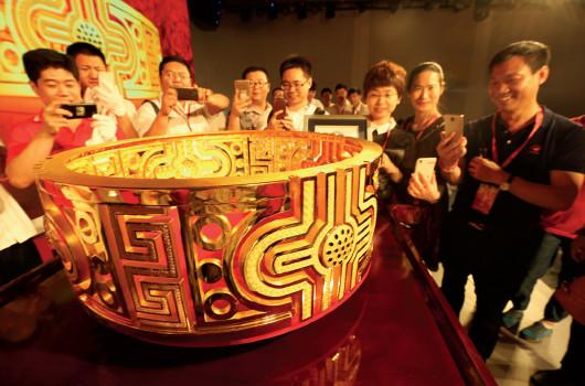 p36(1) 5 月22 日，山东潍坊，82 公斤“巨无霸”金戒指成功挑战吉尼斯世界纪录，荣获“世界最大金戒指”称号，制作成本近3000万人民币。